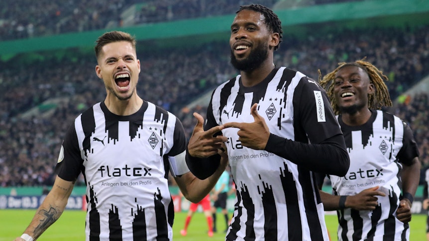 Jordan Siebatcheu (M.) feiert seinen Treffer gegen Heidenheim im DFB-Pokal.
