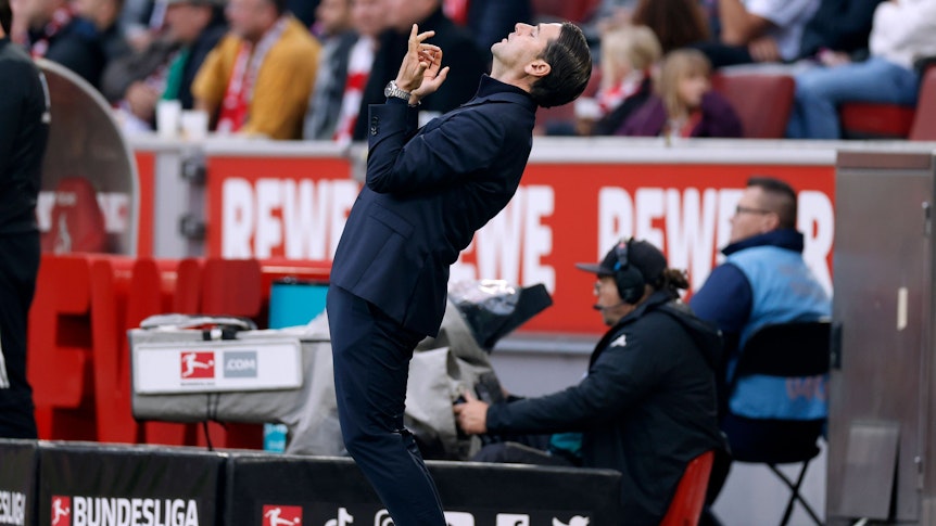 Gerardo Seoane reagiert verzweifelt am Spielfeldrand in Köln.