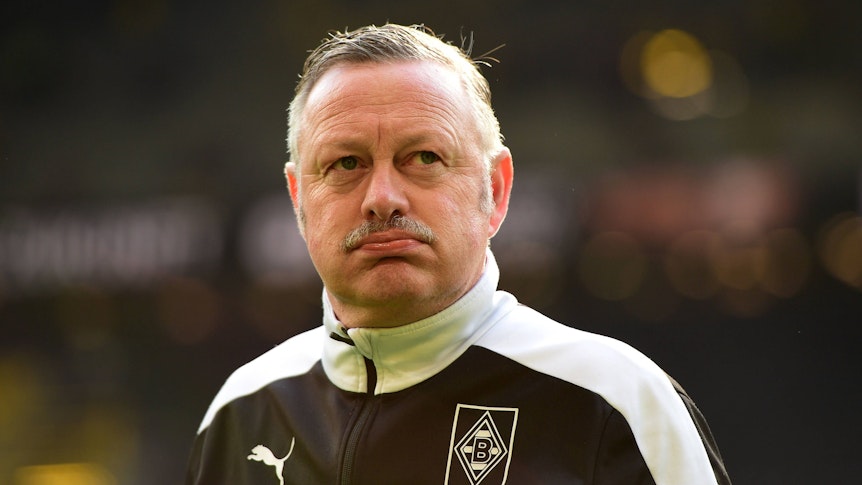 Roland Virkus beim Auswärtsspiel in Dortmund am Spielfeldrand.