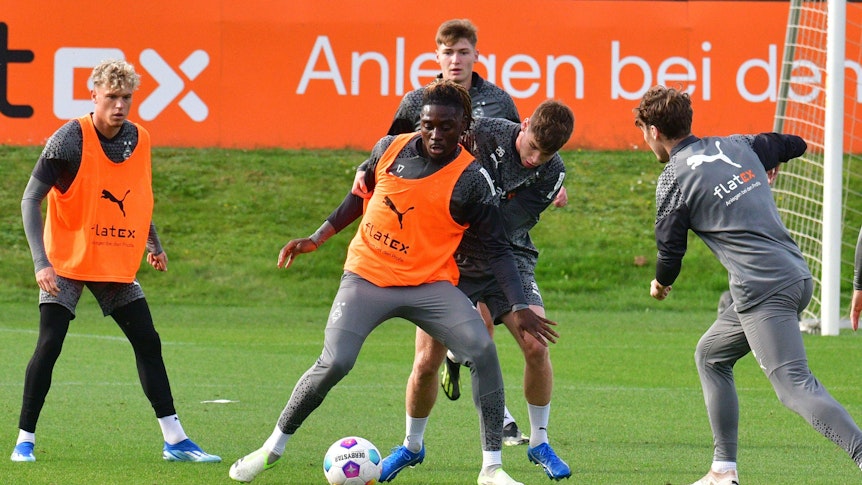 Manu Koné und Lukas Ullrich bestreiten einen Zweikampf im Borussia-Training.
