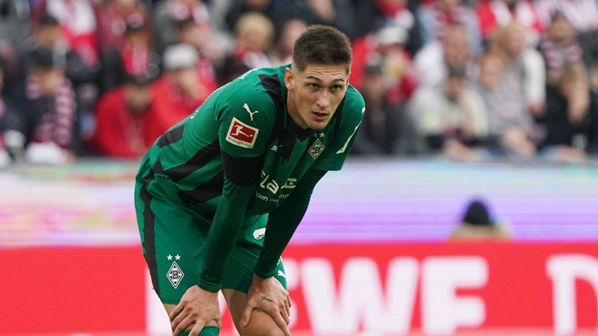 Tomas Cvancara blickt nach vorne und legt seine Hände auf die Knie.