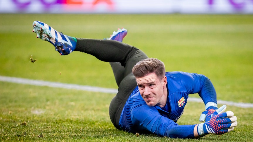 Marc-André ter Stegen schaut genervt einen Schuss hinterher.