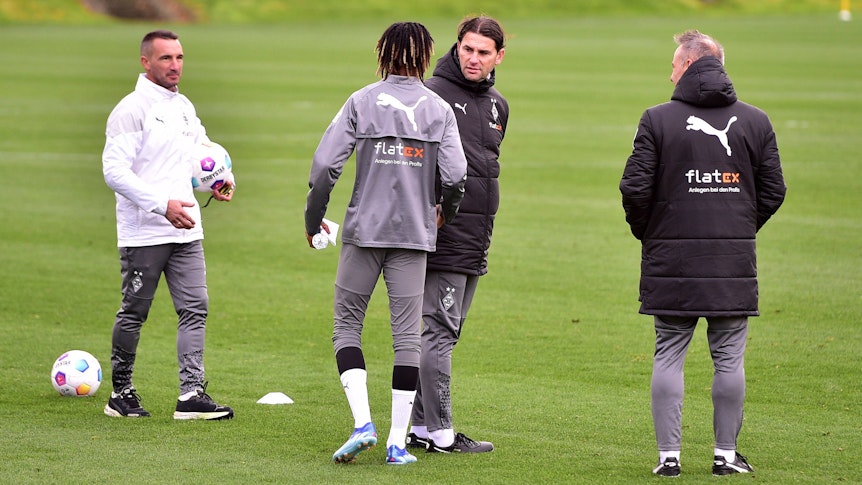 Gerardo Seoane begrüßt Yvandro Borges Sanches mit einem Handschlag auf dem Rasen.