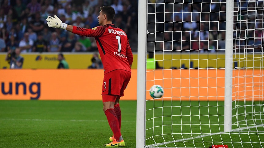 Koen Casteels stellt noch seine Mauer, während neben ihm schon der Ball im Tor einschlägt.