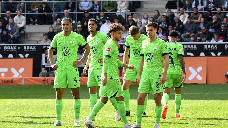 Die Wolfsburg-Spieler stellen sich für einen Eckball auf.