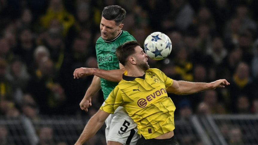 Nicolas Füllkrug und Fabian Schär bestreiten im Kopfballduell.