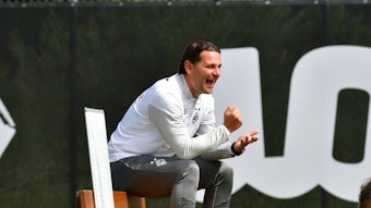 Gerardo Seoane sitzt auf einer Bank.