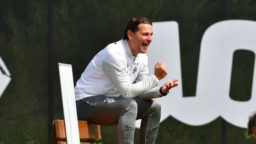 Gerardo Seoane sitzt auf einer Bank.