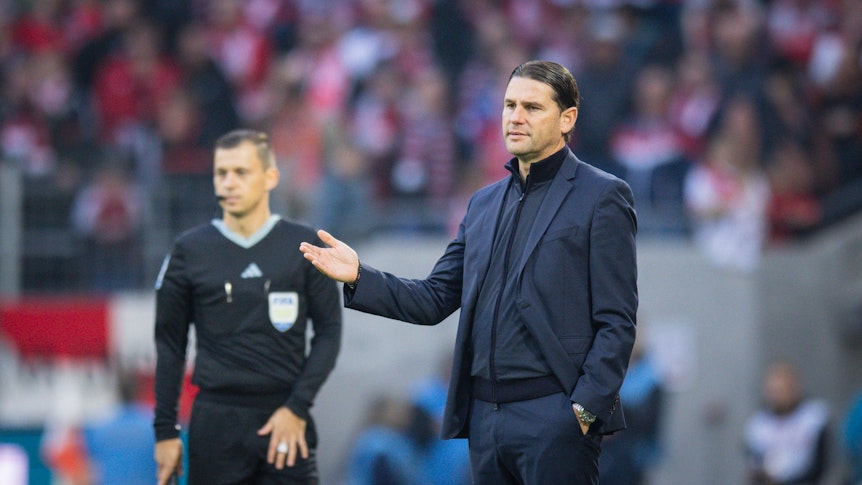 Gerardo Seoane gestikuliert am Spielfeldrand.