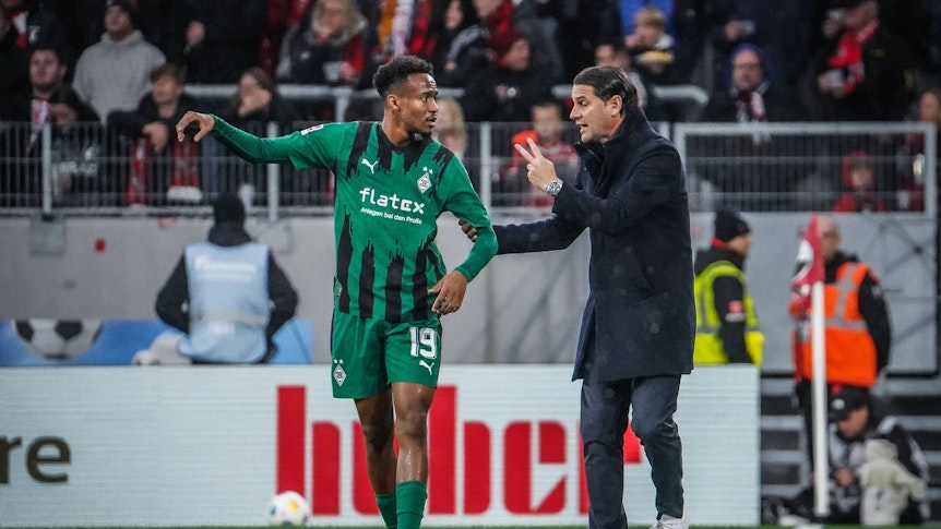 Gerardo Seoane gibt Nathan Ngoumou Anweisungen.