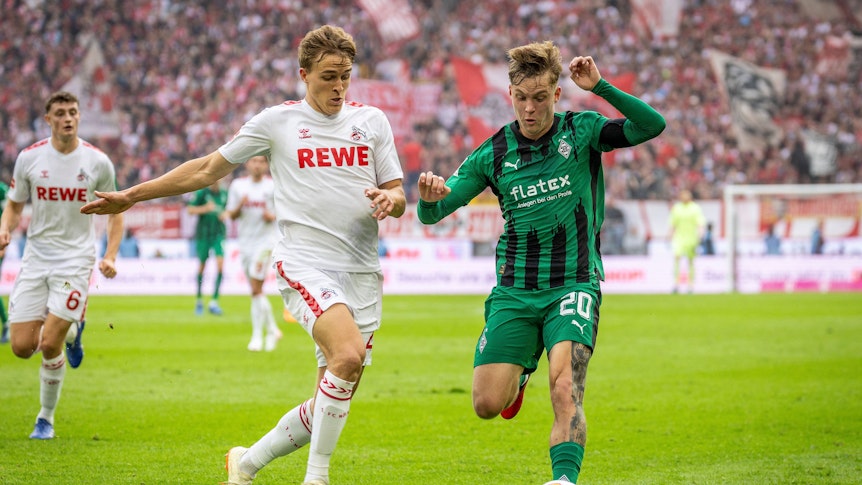 Spieler von Borussia Mönchengladbach im Zweikampf.