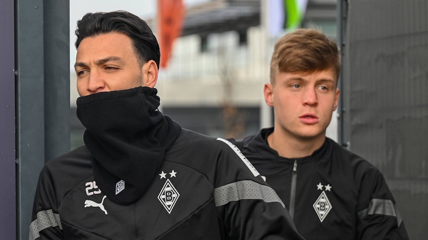 Ramy Bensebaini und Luca Netz betreten den Trainingsplatz.