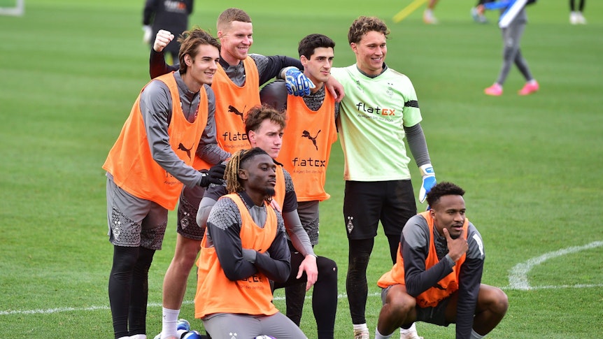 Borussia-Profis posieren für ein Siegerfoto nach einem Mini-Turnier.