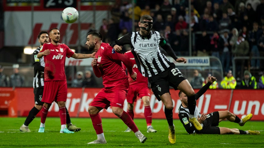 Ein Spieler der U23 von Borussia Mönchengladbach im Zweikampf.