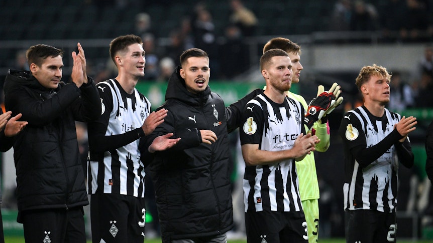 Spieler von Borussia Mönchengladbach feiern mit den Fans.