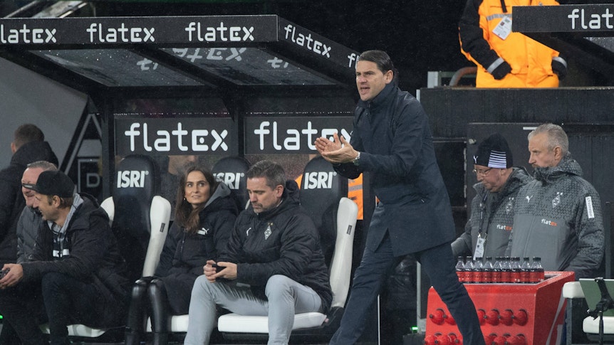 Trainer von Borussia Mönchengladbach klatscht.