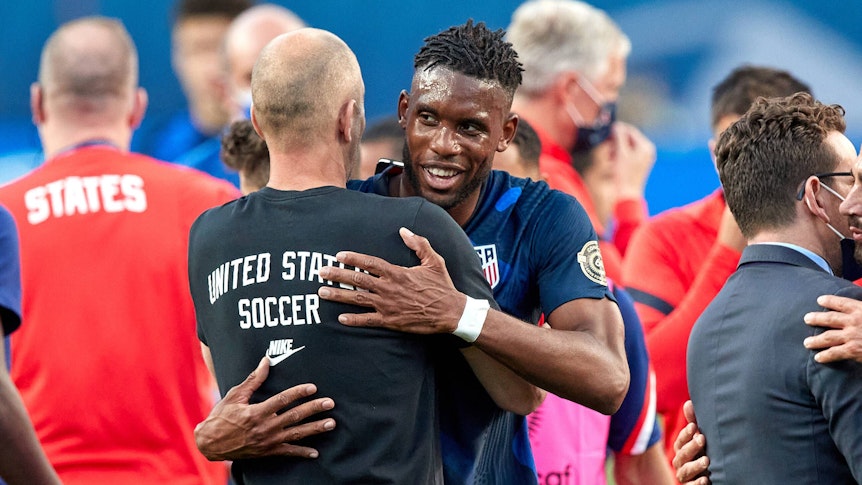 Gregg Berhalter und Jordan Siebatcheu umarmen sich nach einem Länderspiel.