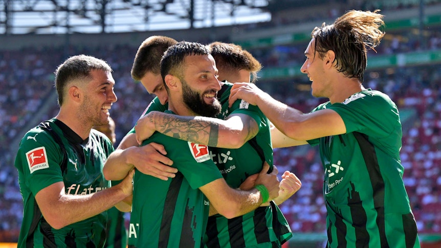 Die Borussia-Spieler bejubeln einen Treffer in Augsburg.
