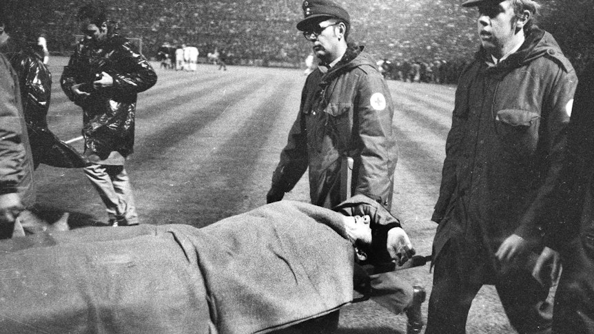 Roberto Boninsegna wird nach dem Büchsenwurf-Skandal am 20. Oktober 1971 am Bökelberg vom Platz getragen.