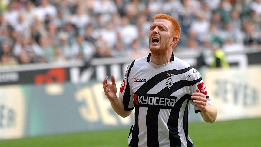 Bernd Thijs mit einem enttäuschten Gesichtsausdruck bei einem Spiel im Borussia-Park.