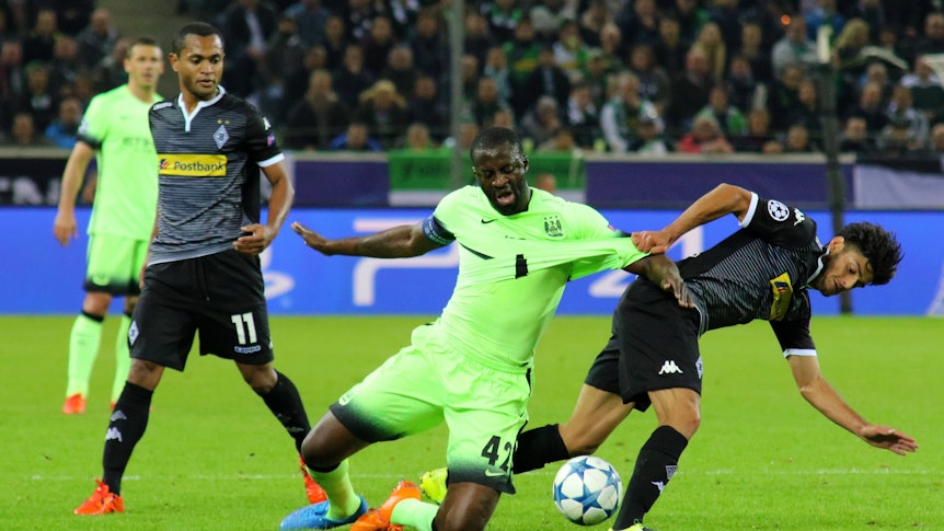 Yaya Touré im Zweikampf mit Mo Dahoud.