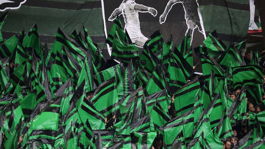 Fahnen-Meer im Gästeblock der Fans von Borussia Mönchengladbach.