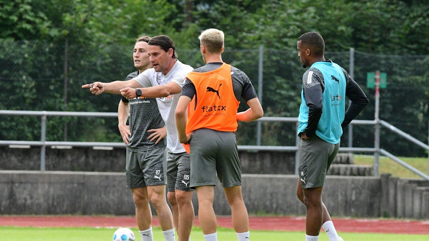 Gerardo Seoane gibt den Mittelfeld-Talenten Rocco Reitz und Oscar Fraulo Anweisungen.