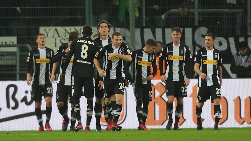 Spieler von Borussia Mönchengladbach bejubeln einen Treffer.