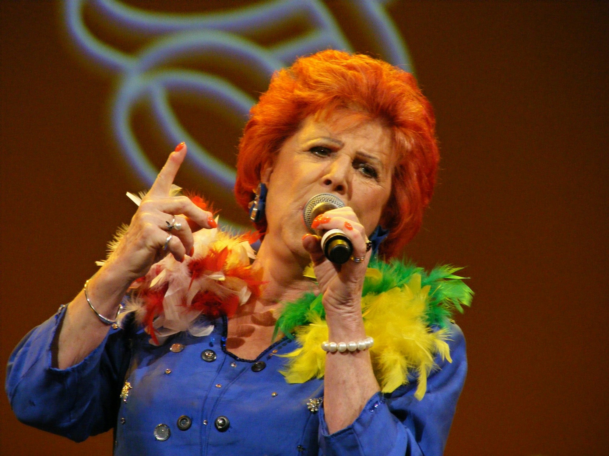 Marie-Luise Nikuta singt auf der Bühne.