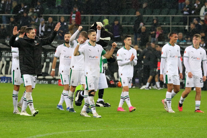 Die Borussia-Spieler feiern den Sieg gegen Wolfsburg vor der Nordkurve.