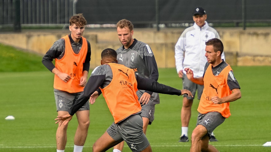 Borussia-Spieler um Tony Reitz und Patrick Herrmann kämpfen um den Ball.