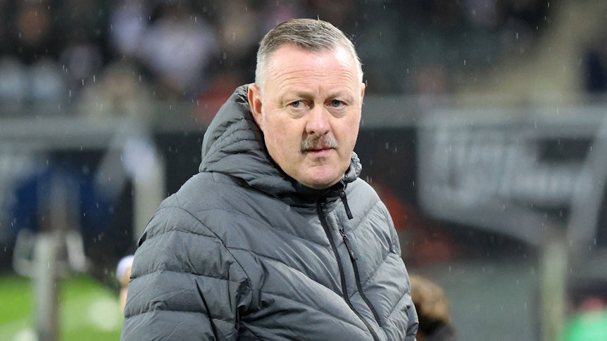Geschäftsführer Sport von Borussia Mönchengladbach mit einem konzentrierten Blick.