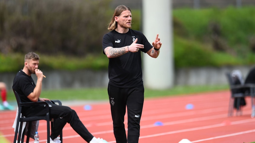 U23-Coach von Borussia Mönchengladbach gestikuliert.