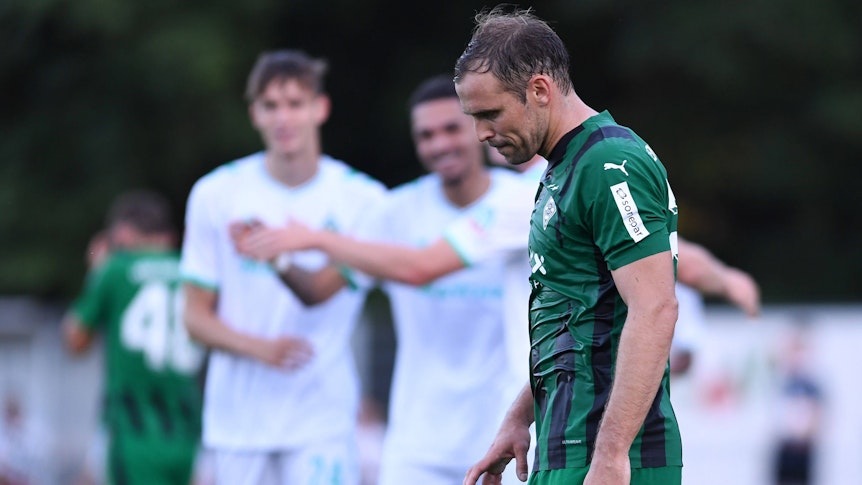 Tony Jantschke mit gesenktem Kopf beim Testspiel von Borussia Mönchengladbach.