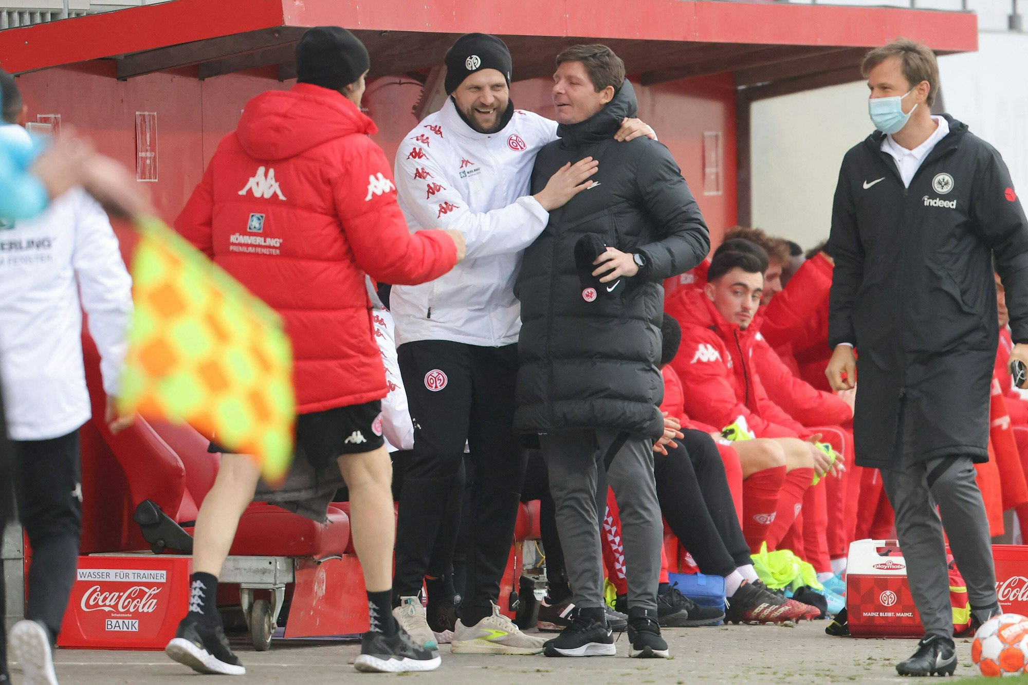 Bo Svensson umarmt seinen Trainerkollegen Oliver Glasner.