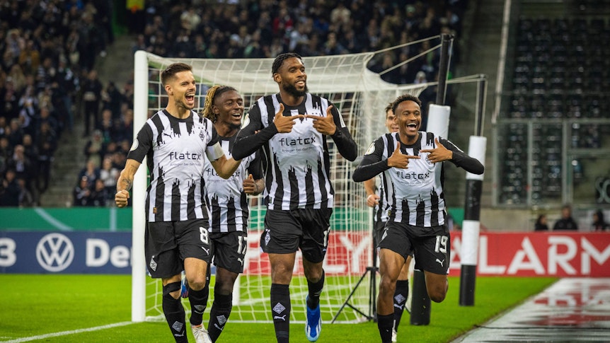 Spieler von Borussia Mönchengladbach beim Tor-Jubel.