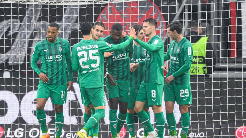 Spieler von Borussia Mönchengladbach beim Tor-Jubel.