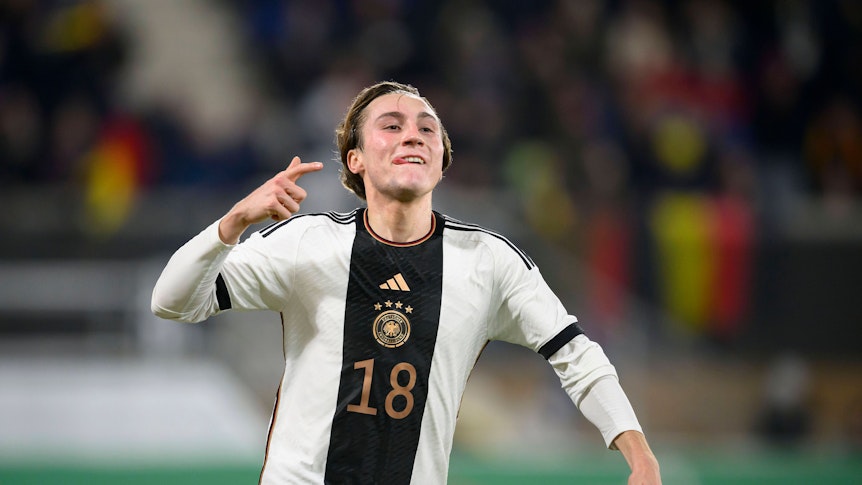 Spieler von Borussia Mönchengladbach jubelt im Trikot des DFB.