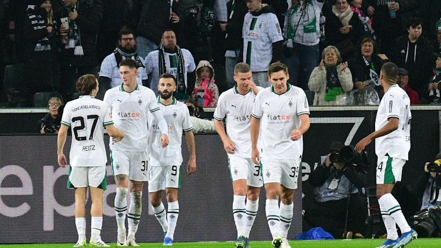 Profis von Borussia Mönchengladbach bejubeln einen Treffer.