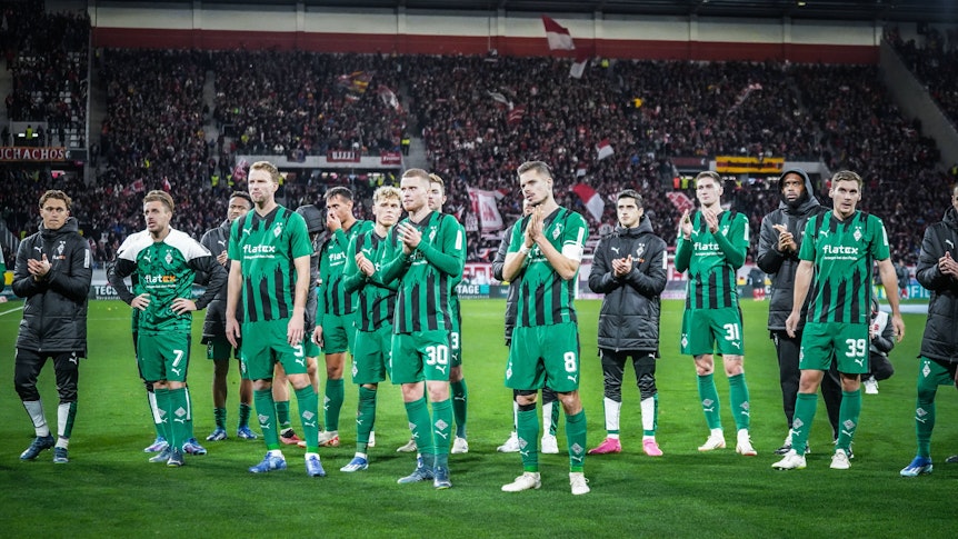 Spieler von Borussia Mönchengladbach bedanken sich bei den mitgereisten Fans.