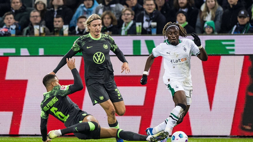 Spieler von Borussia Mönchengladbach im Zweikampf.