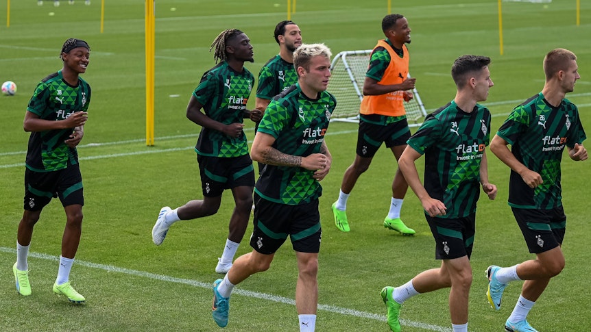Profis von Borussia Mönchengladbach während einer Aufwärmrunde.