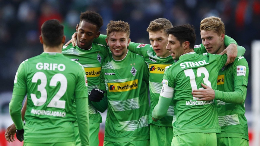 In grünen Trikots feiern Vincenzo Grifo, Reece Oxford, Christoph Kramer, Matthias Ginter, Lars Stindl und Nico Elvedi zusammen.