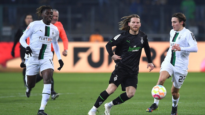 Eugen Polanski am Ball, Manu Koné und Rocco Reitz laufen hinterher.