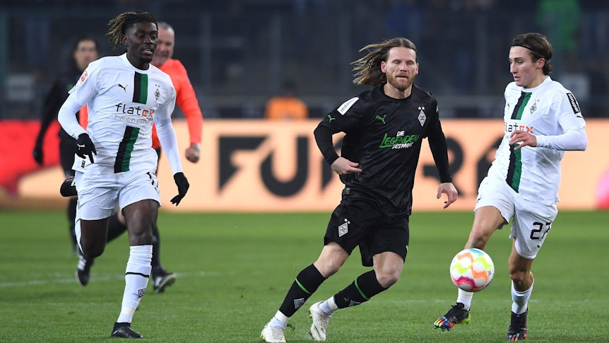 Eugen Polanski und Rocco Reitz kämpfen im Borussia-Park um den Ball.