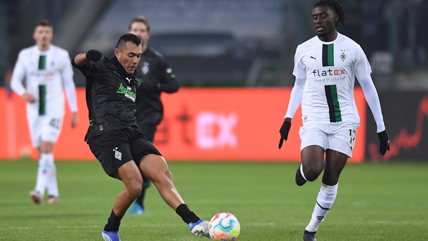 Juan Arango spielt einen Pass.