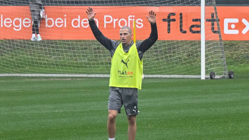 Stefan Lainer hebt in einem Trainingsspiel beide Arme.
