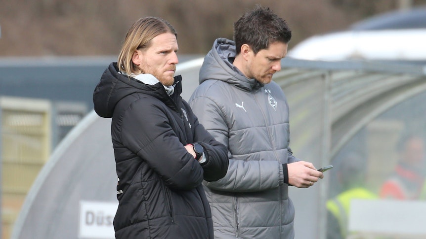 Eugen Polanski und Mirko Sandmöller stehen am Spielfeldrand.