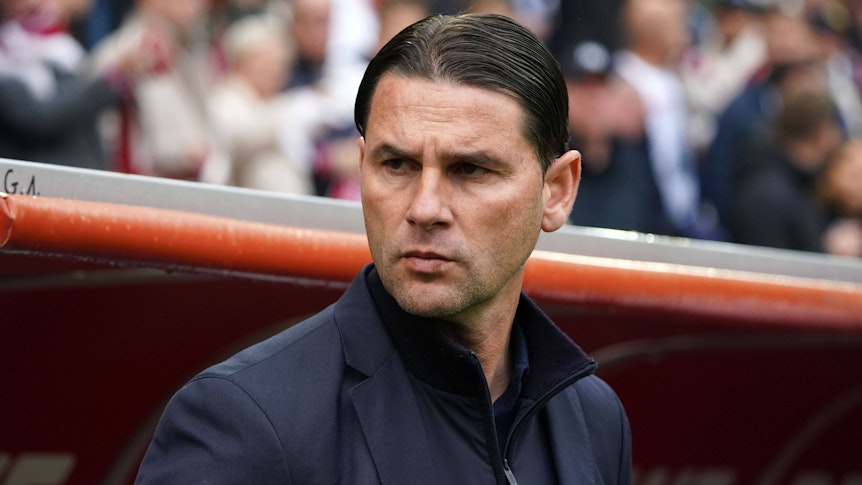 Gerardo Seoane schaut über seine rechte Schulter.