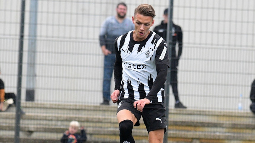 Hannes Wolf blickt auf den Ball.